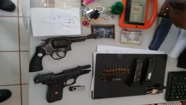 PM apreende duas armas de fogo e duas armas brancas em Plácido de Castro